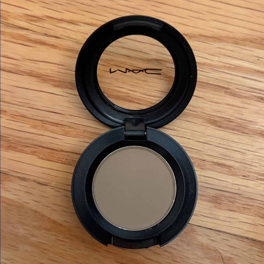 MAC Omega Matte Eyeshadow brand new - Picture 3 of 3